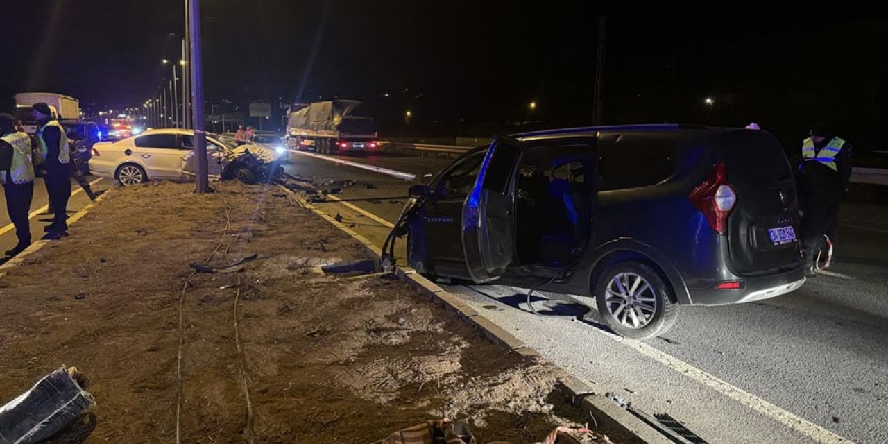 Katliam gibi kaza! Otomobiller kafa kafaya çarpıştı: 3 ölü, 4 yaralı