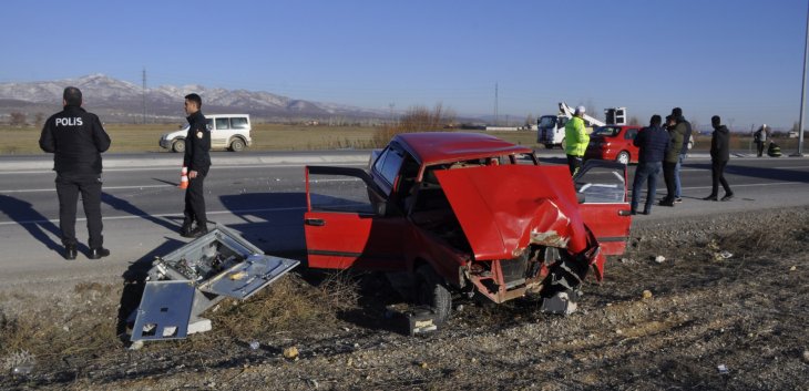 Konya’da otomobil elektrik panosuna çarptı: 6 yaralı