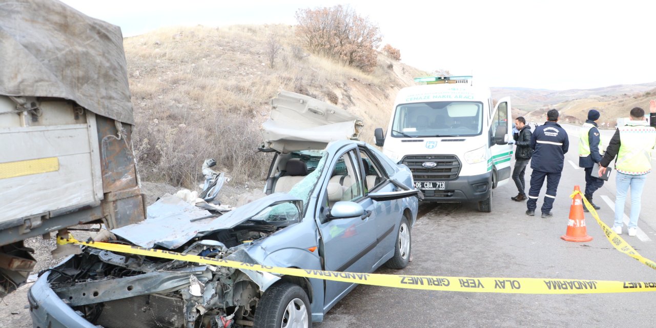 Cenaze dönüşü feci kaza! TIR’a çarpan otomobildeki 2 kişi öldü