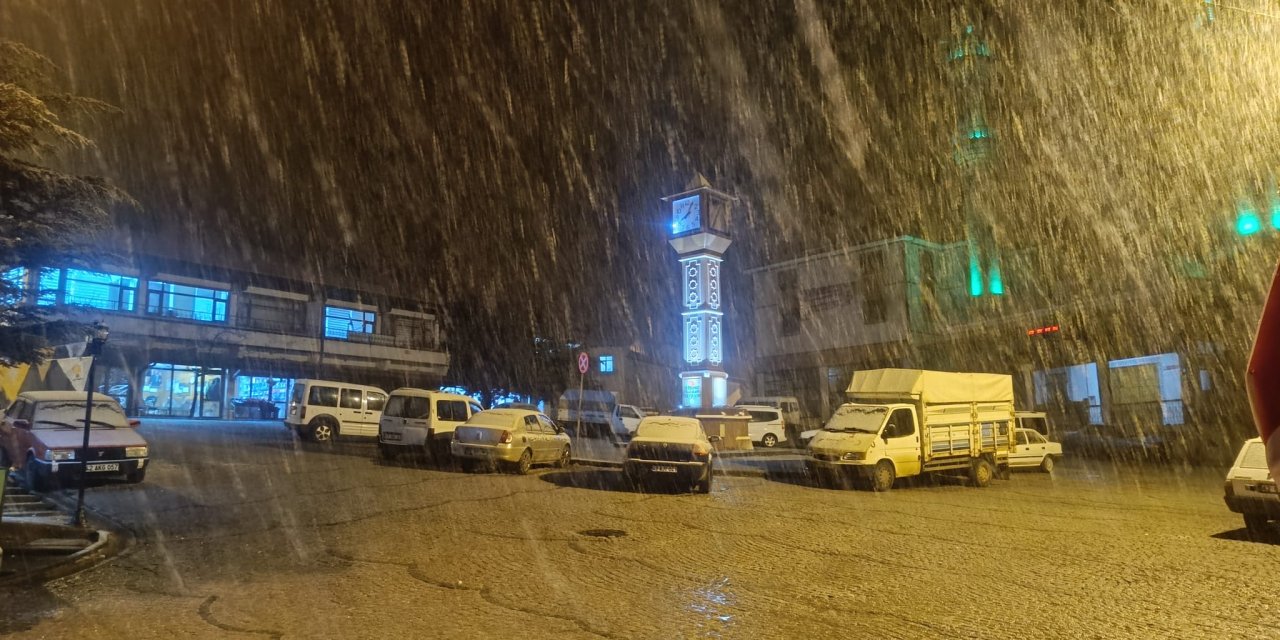 Konya’nın merkeze yakın ilçesine lapa lapa kar yağıyor!