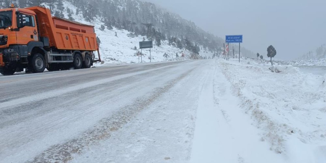 Konya’nın turizm yolunda kar yağışı etkili oldu! 15 santime ulaştı