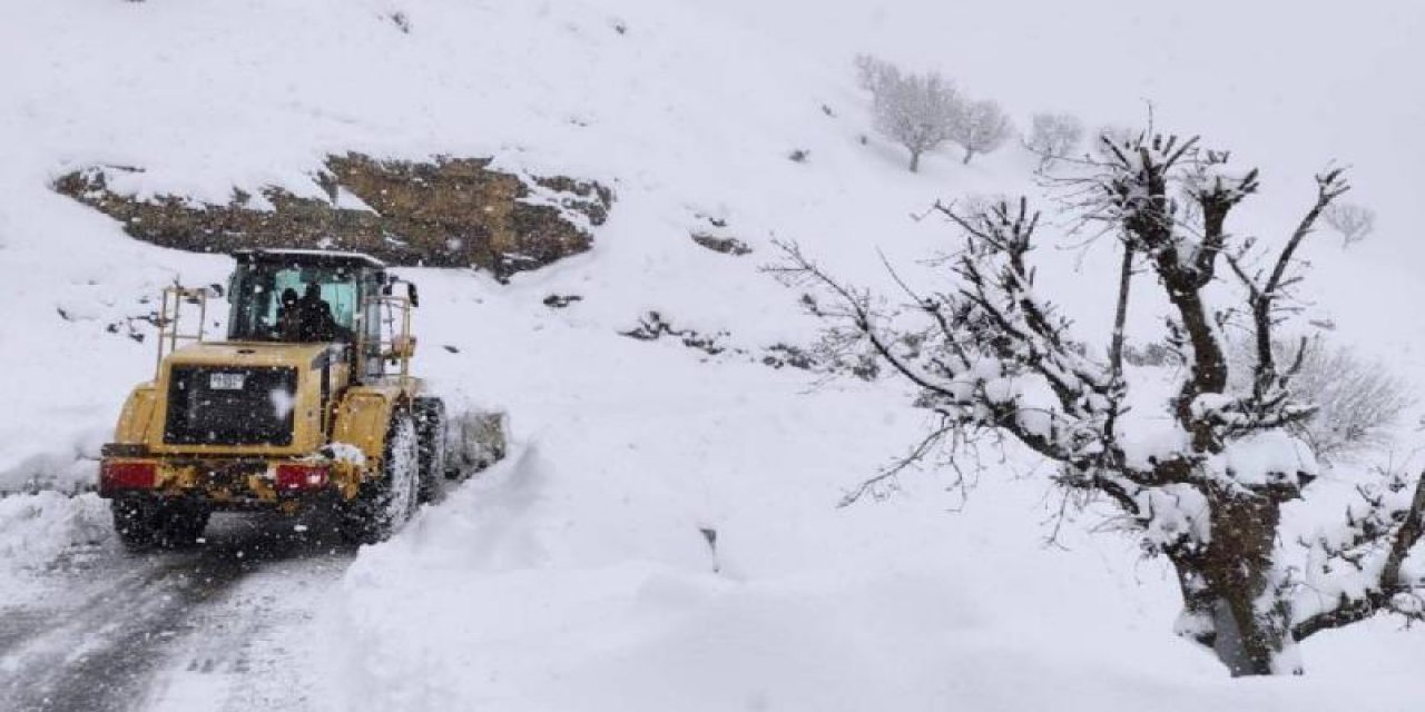 Kar yağışı iki kenti esiri altına aldı! 466 yerleşim yeri yolu kapandı