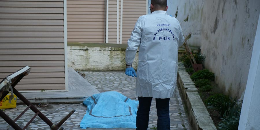 Birinci kattaki dairenin penceresinden düşerek hayatını kaybetti