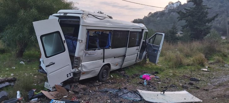 İşçileri taşıyan minibüs kaza yaptı: 11 yaralı