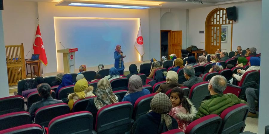 TDV Konya Şubesi ebeveyn buluşmalarıyla anne ve babaları bilgilendiriyor