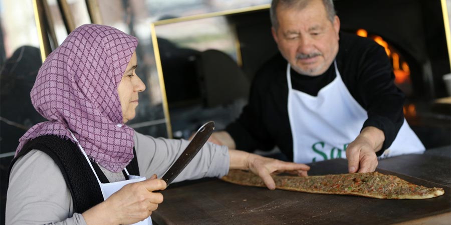 Konyalı Maşa çifti 25 yıldır etli ekmek fırınında birlikte çalışıyor