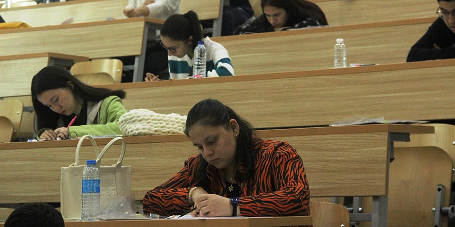 Konya'da üniversite sınavına hazırlanan adaylar deneme sınavında ter döktü