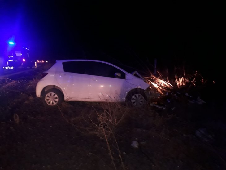 Otomobilin ağaca çarptı, 2'si bebek 8 kişi yaralandı