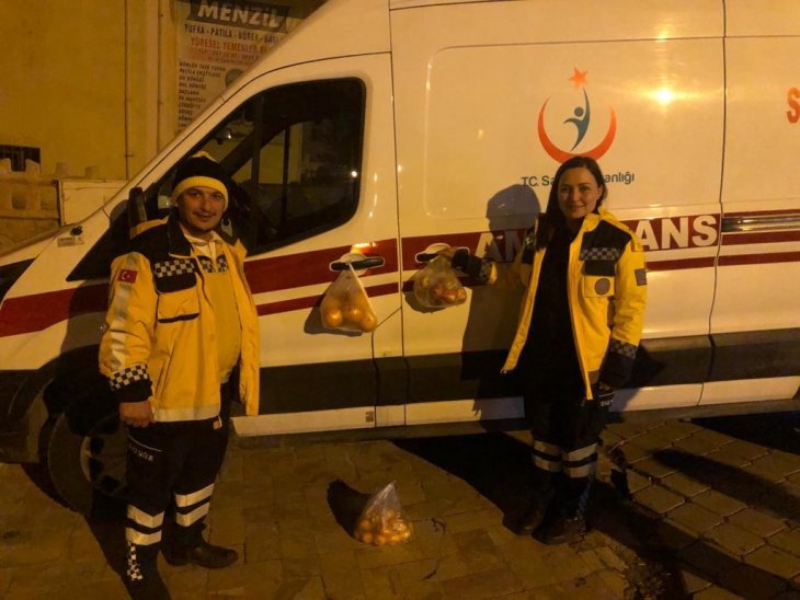 Elazığlılar'dan sağlık ekibini duygulandıran davranış! Ambulansa meyve poşetleri astılar