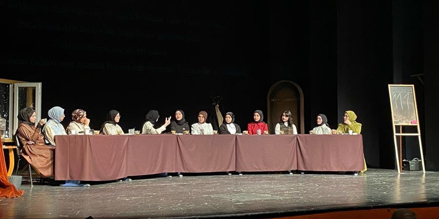 Konya’da lise öğrencileri yabancı dilde tiyatro gösterisi düzenledi