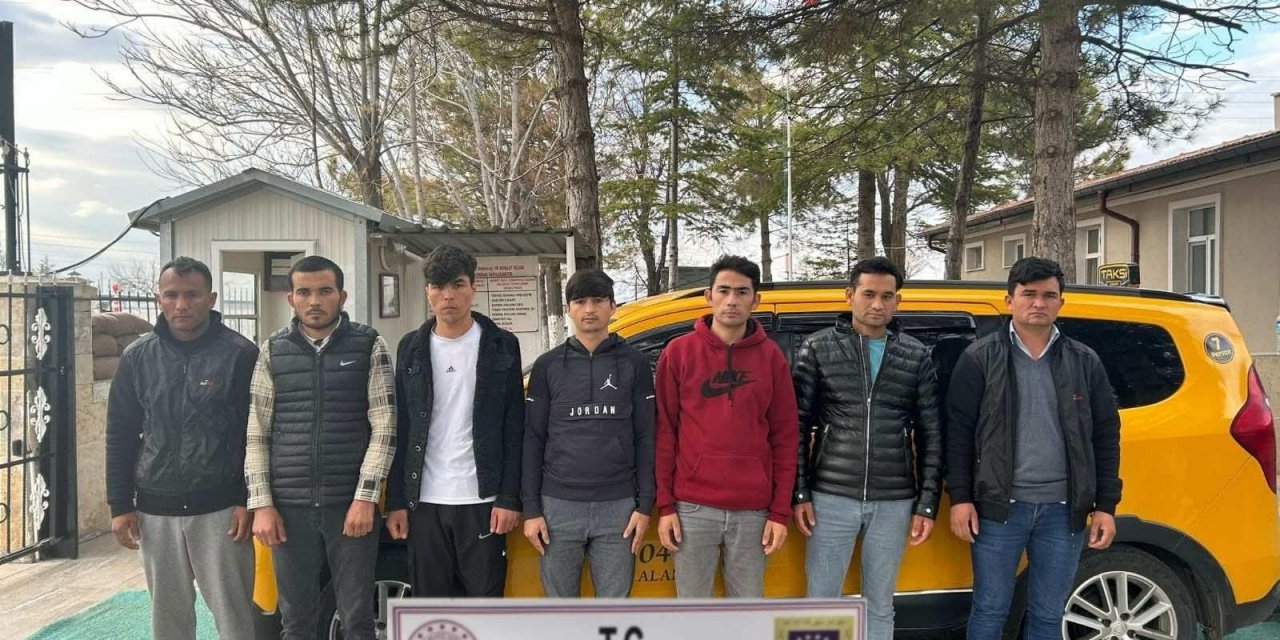 Konya’da durdurulan ticari taksiden kaçak Afganlar çıktı