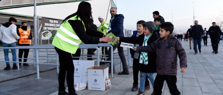 Konyasporlu taraftarlardan binlerce kitap toplandı