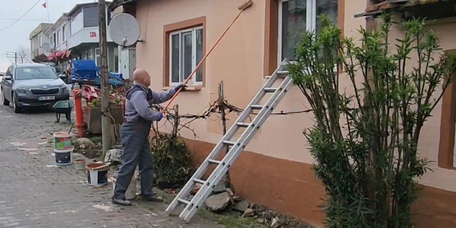 Muhtar adayı, muhtar olmadan vaatlerini yerine getiriyor