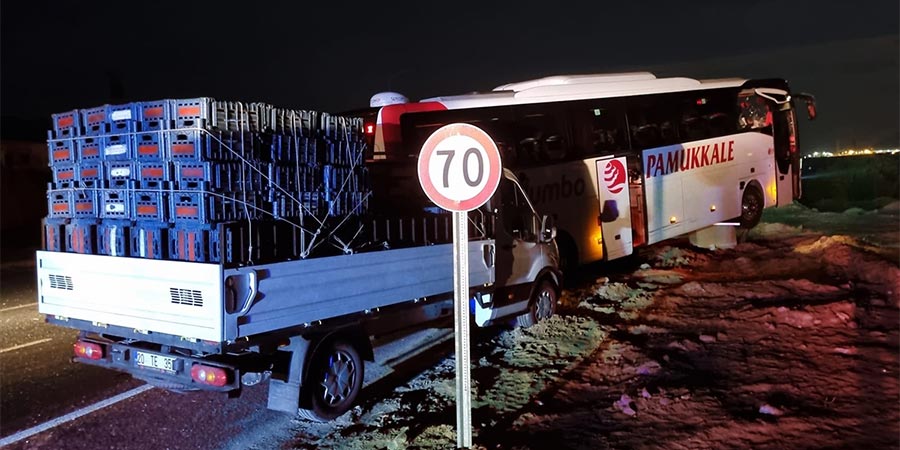 Yolcu otobüsü zincirleme trafik kazasına karıştı! 2 ölü, 2 yaralı