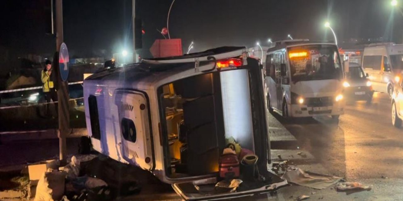 Yolcu minibüsü otomobille çarpıştı: 15 yaralı