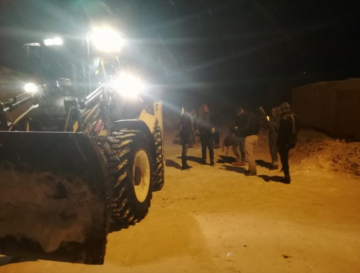 Kaybolan ineği ararken mahsur kalan köylüleri belediye ekipleri kurtardı