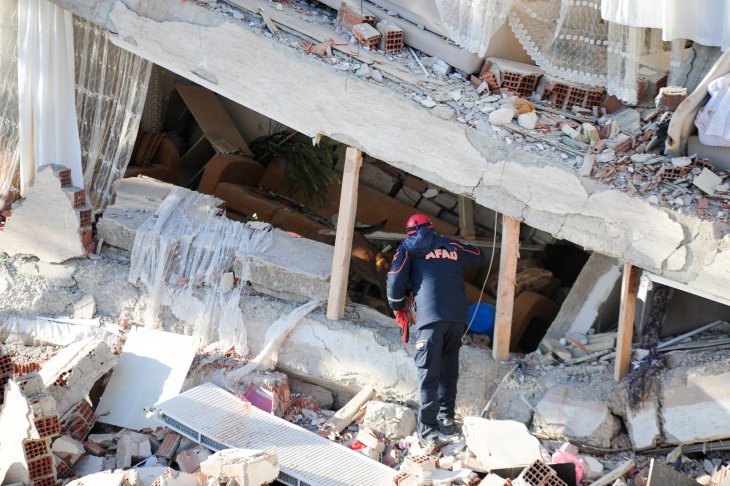 Deprem bölgesinde 45 vatandaş enkazdan sağ çıkarıldı, 41 kişinin cansız bedenine ulaşıldı