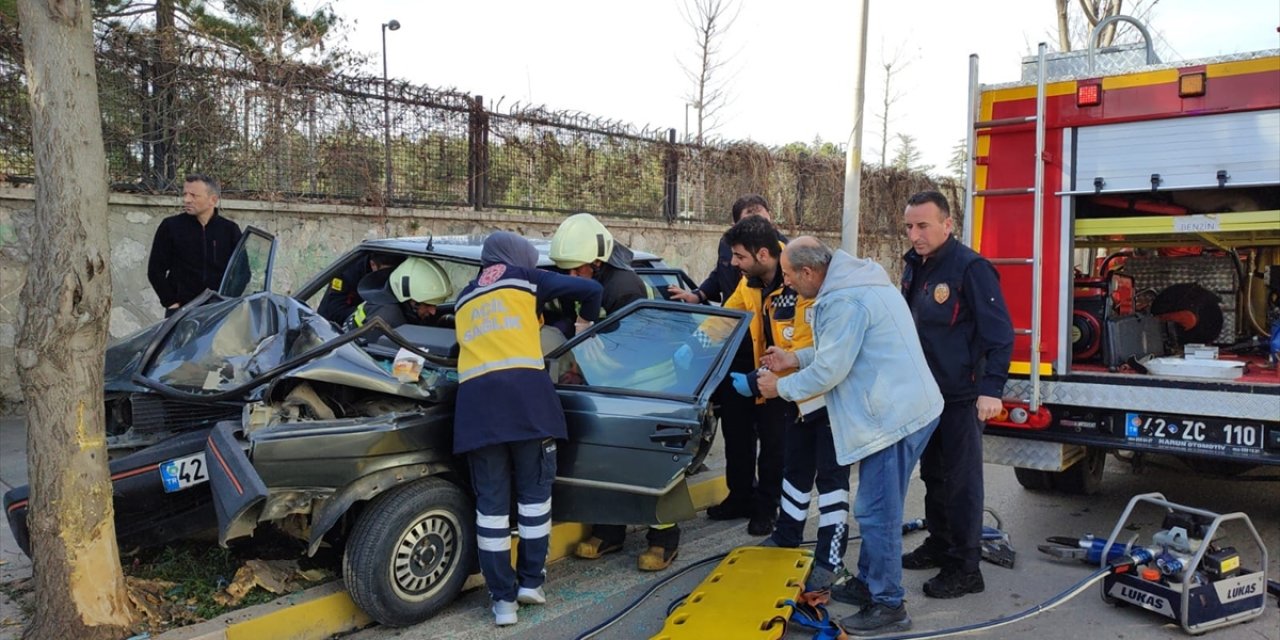 Konya’da otomobil ağaca çarptı! İtfaiye zamanla yarıştı