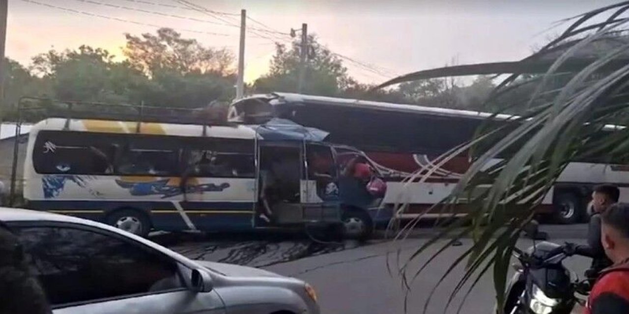 İki otobüs kafa kafaya çarpıştı! Çok sayıda ölü ve yaralı var