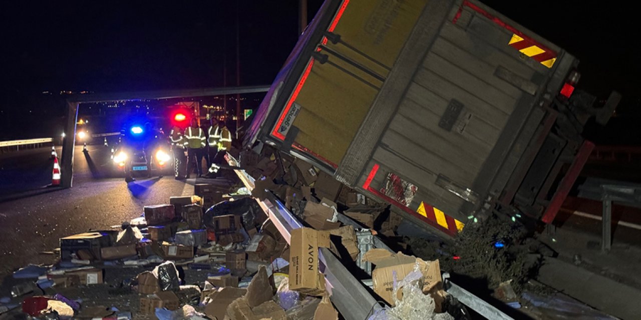 Aydınlatma direğine çarpan kargo kamyonu devrildi! 1 ölü, 1 yaralı