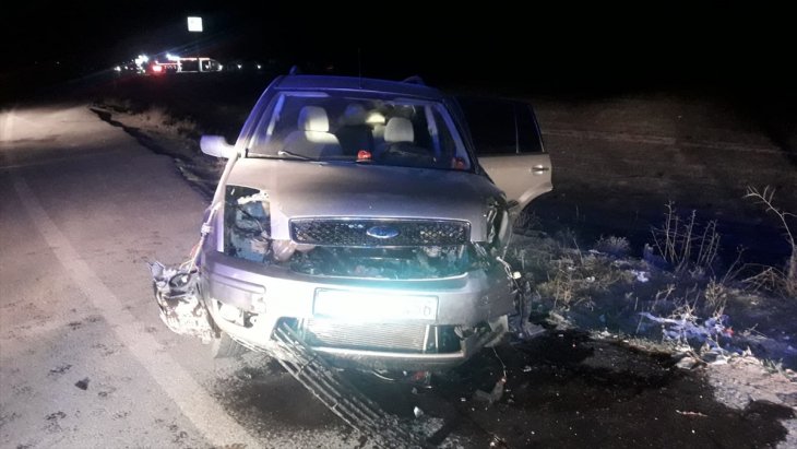 Aksaray'da çarpışan iki otomobildeki 6 kişi yaralandı