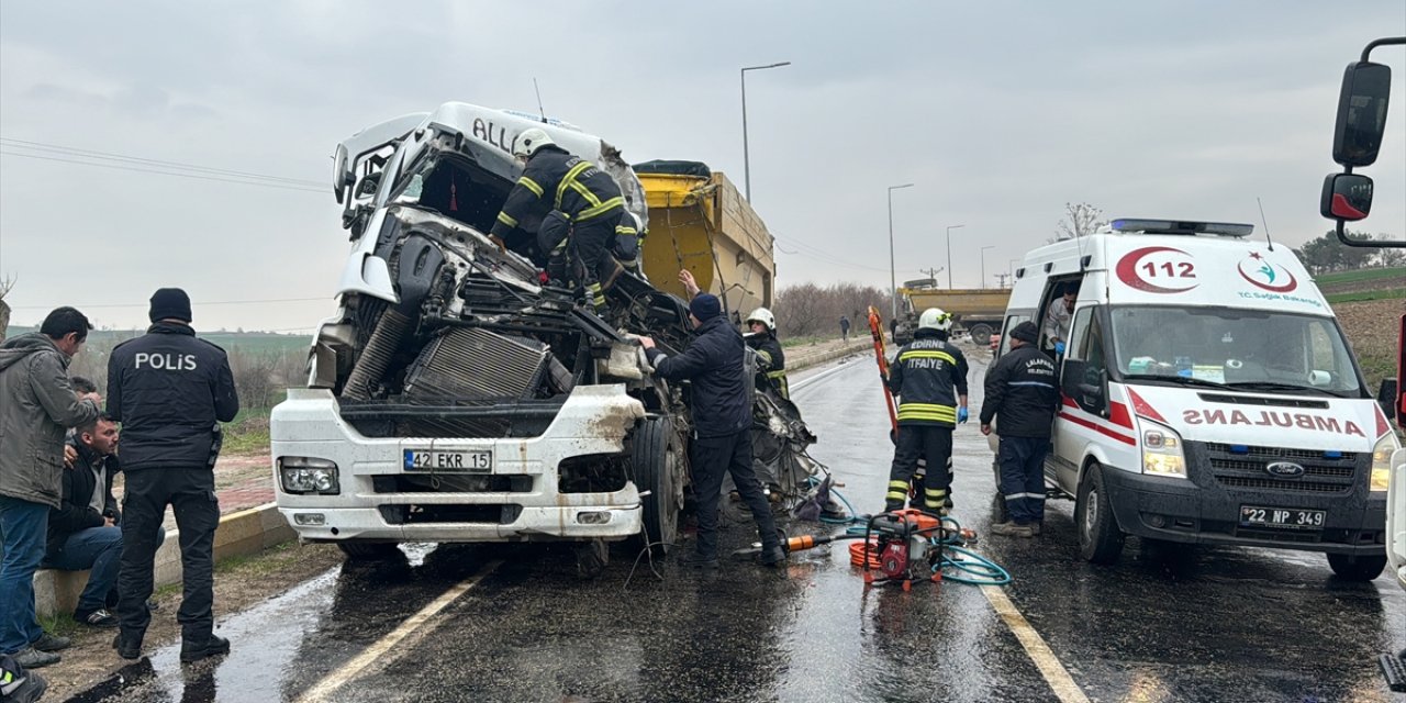 Konyalı plakalı iki hafriyat kamyonu çarpıştı! Sürücülerden biri öldü