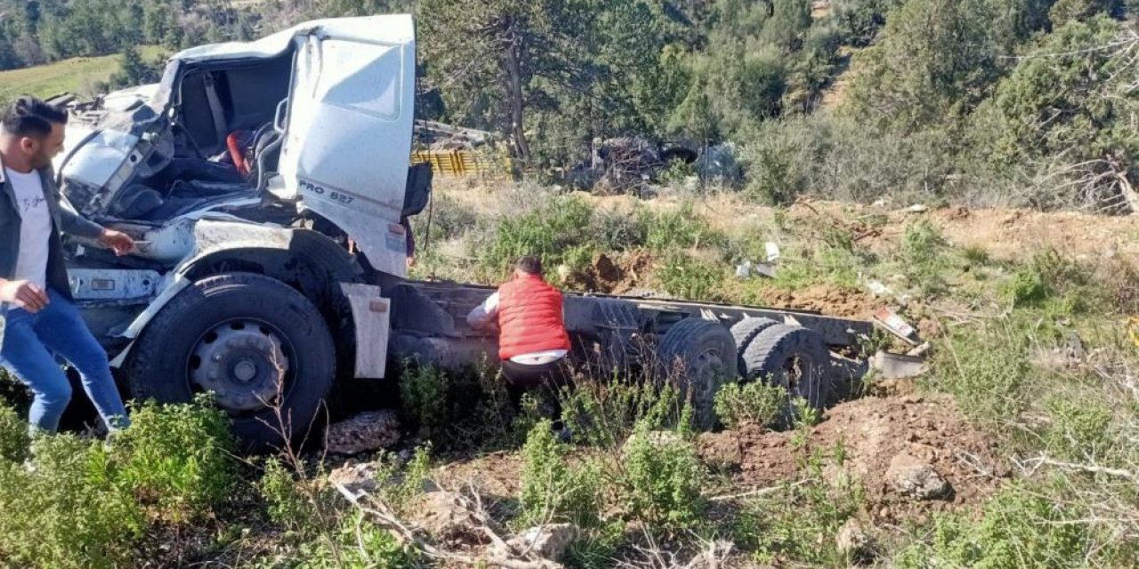Yeni Konya - Antalya yolunda kaza! Kamyon şarampole yuvarlandı