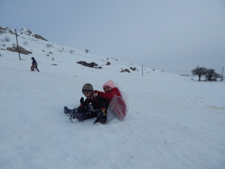 Konya’da çocukların naylonla kayak keyfi
