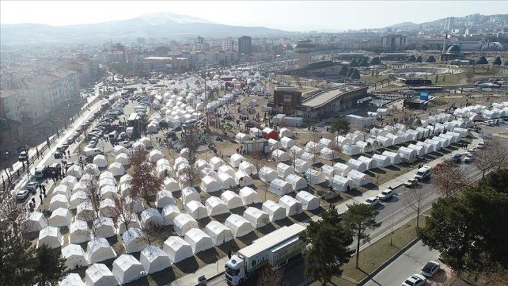 Türkiye, Elazığ depremi sonrası yardım için zamanla yarıştı