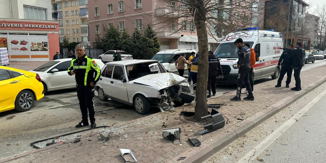 Konya’da kaza! Otomobil ağaca çarptı, sürücü yaralı kurtuldu