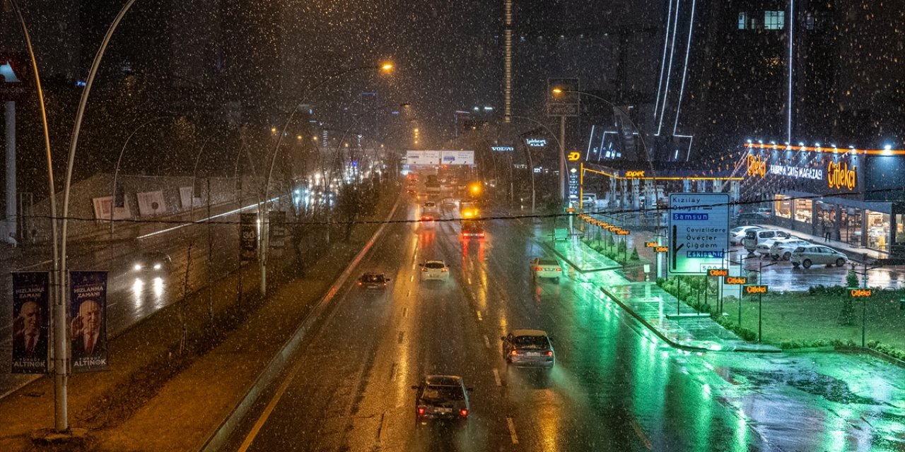 Konya yolunda kar yağışı etkili oluyor