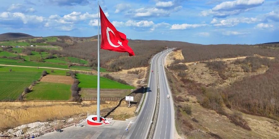 Türkiye’nin en büyük Türk bayrağı görenleri kendine hayran bırakıyor