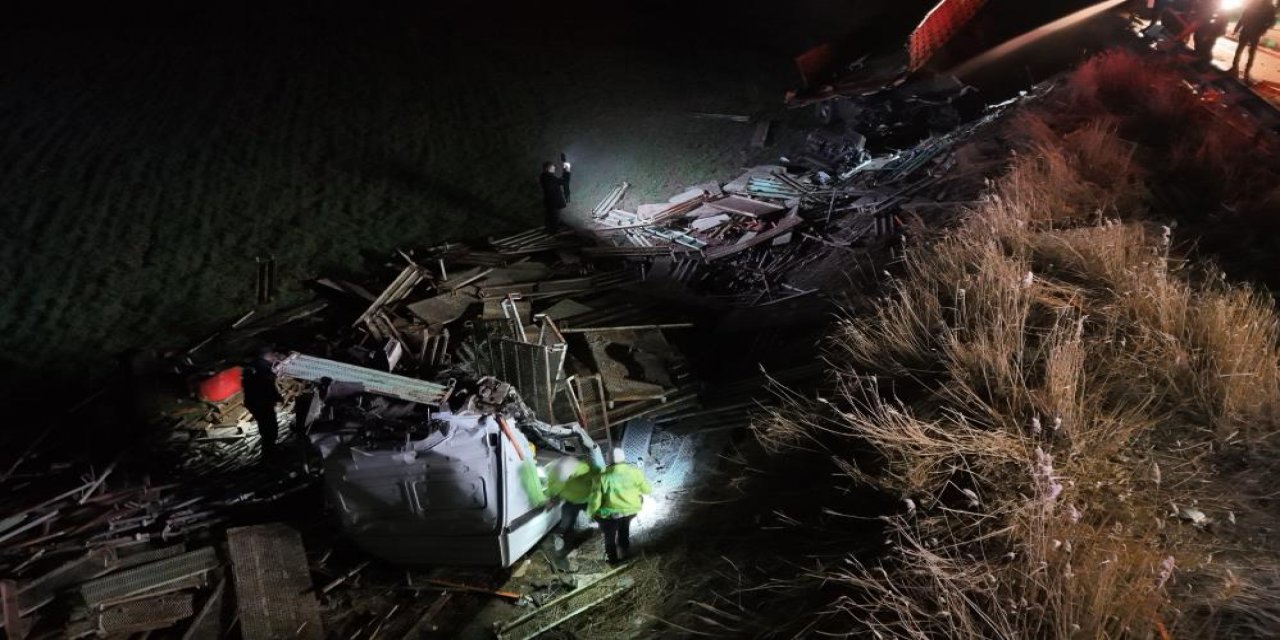 Tarlaya devrilen TIR parçalara ayrıldı, 3 kişi içinden sağ çıktı