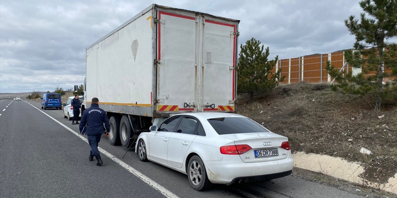 Konya’da otomobil kamyona arkadan çarptı