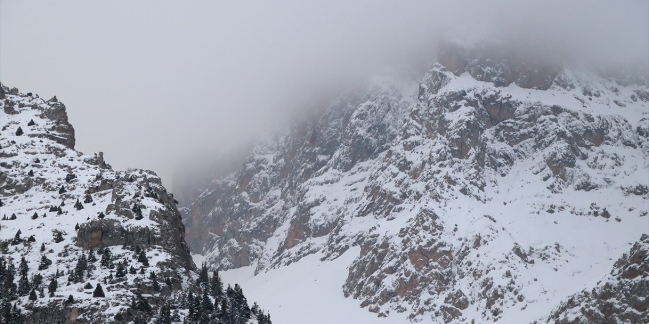 Aladağlar'da üzerine kar kütlesi düşen kadın rehber öldü