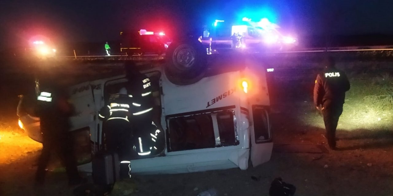 Konya'da minibüs  şarampole devrildi, 6 kişi yaralandı