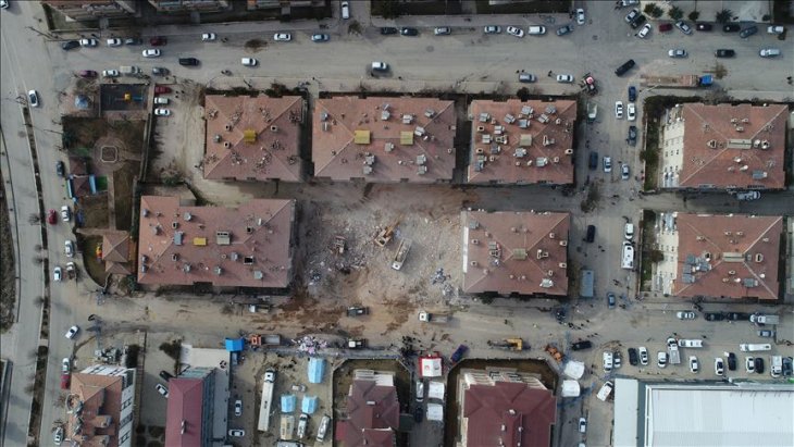 Elazığ'da enkaz kaldırma çalışmaları sürüyor