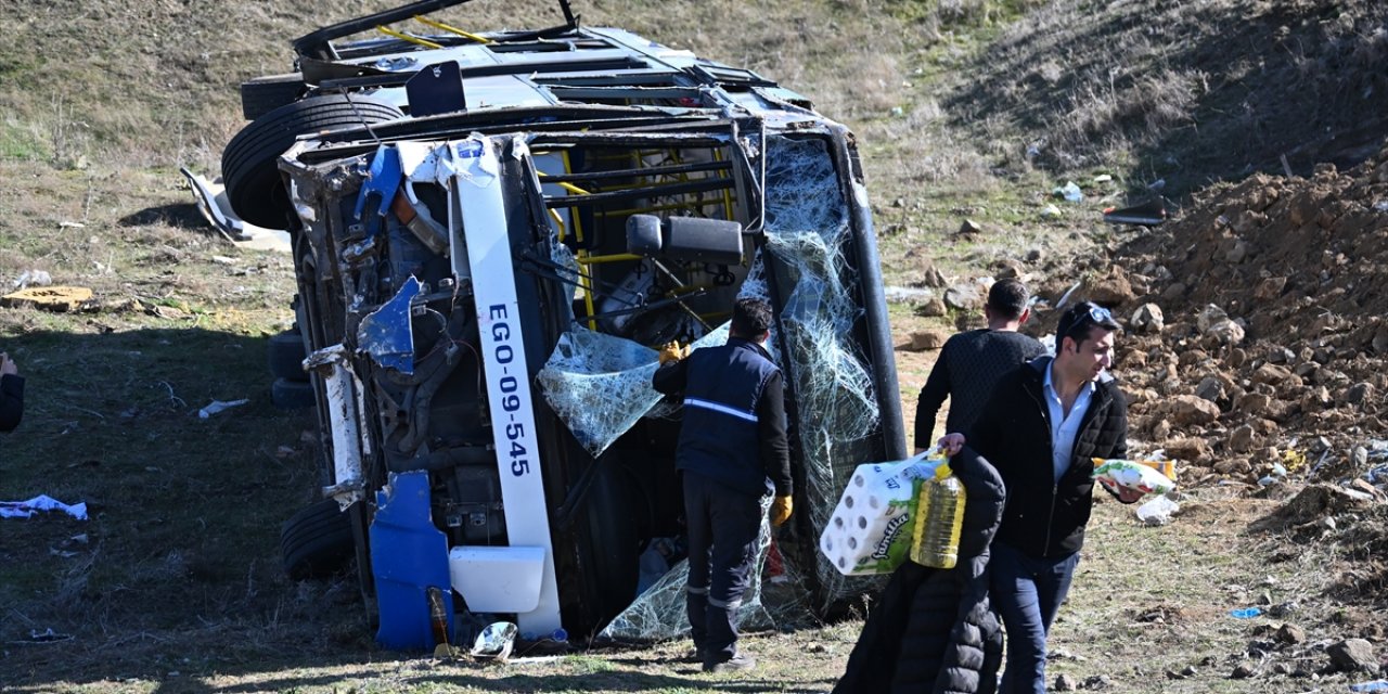 Belediye otobüsü devrildi! Çok sayıda yolcu yaralandı
