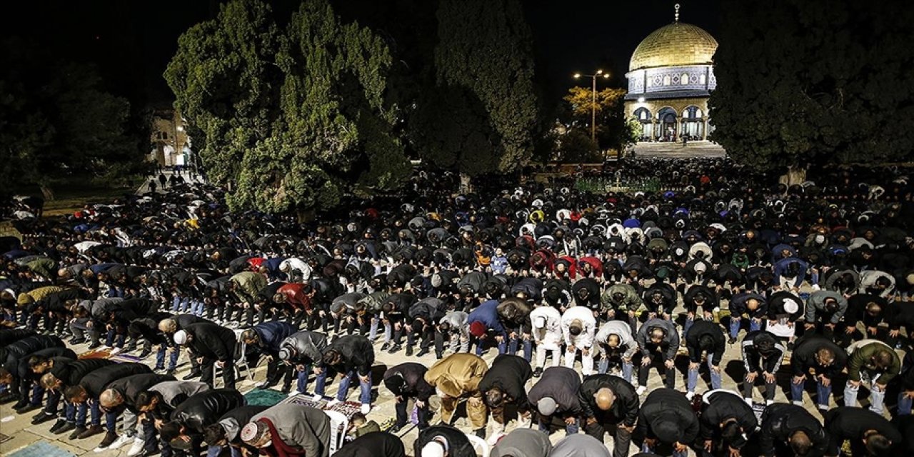 Mescid-i Aksa'da teravih namazı için 35 bin Müslüman saf tuttu