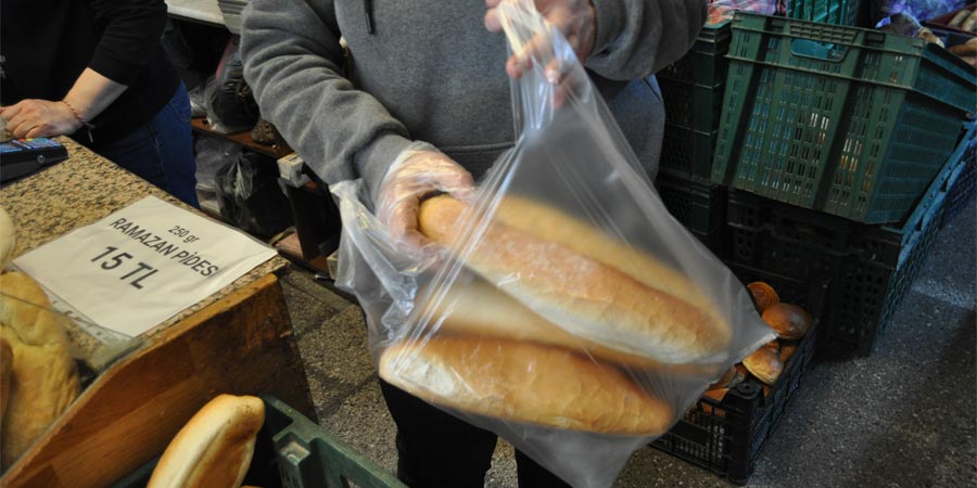 Bu fırında poşetini getiren ekmeği ucuza alıyor