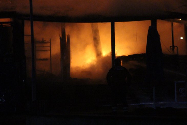 Parktaki kafeyi alevler sardı