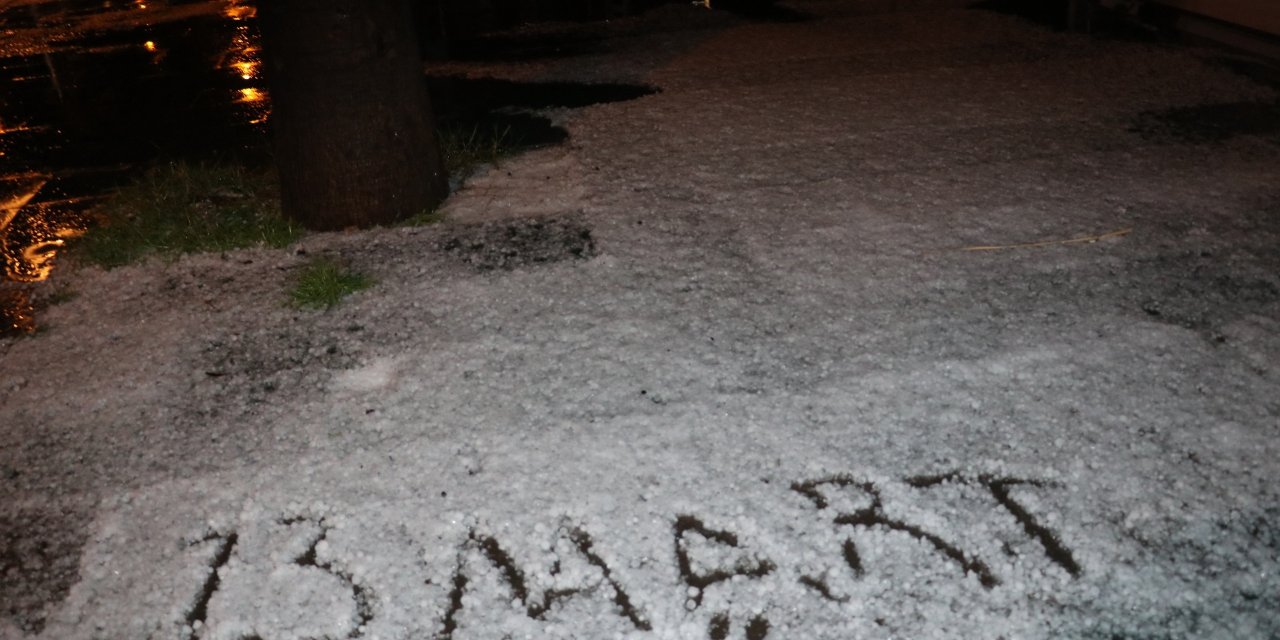 Dolu yağan şehir beyaza büründü