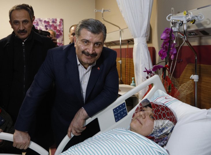 Sağlık Bakanı Koca, enkazdan çıkarılan Azize Çelik'i ziyaret etti