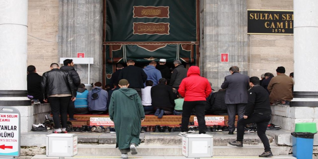 Konya’da camiler doldu! Ramazan ayının ilk Cuma namazı kılındı
