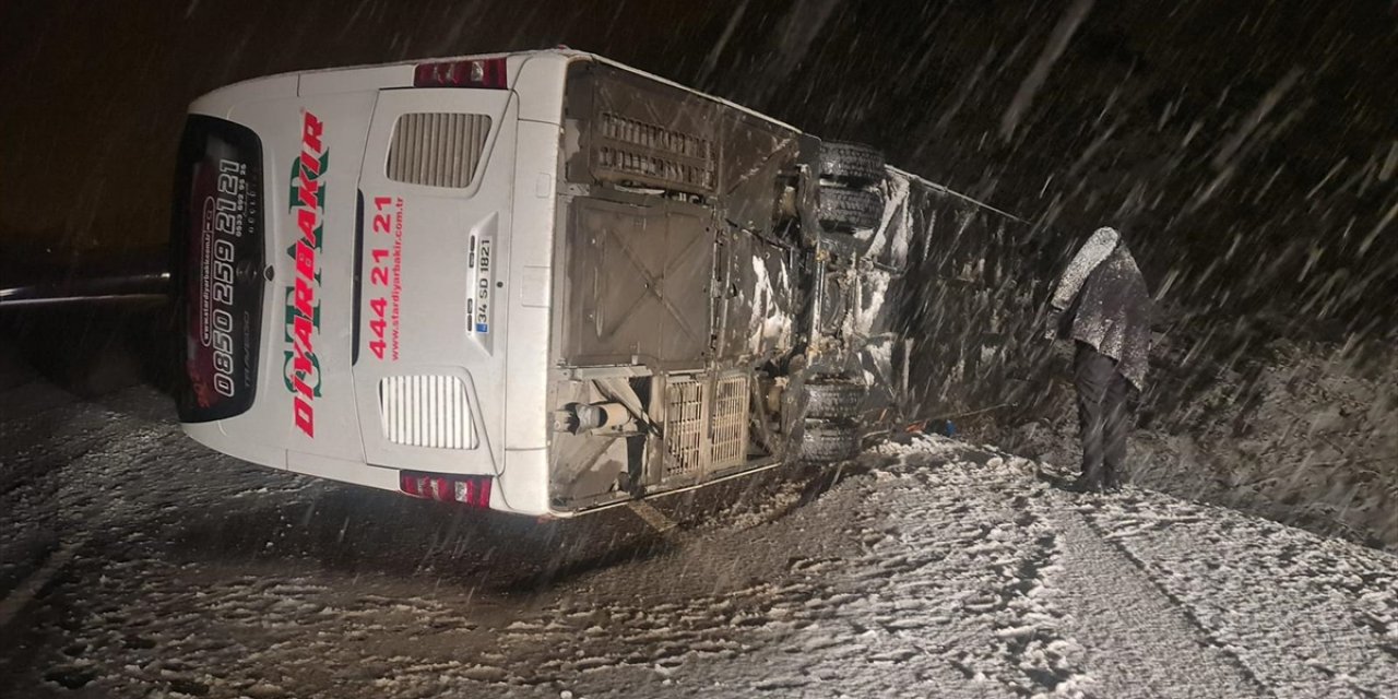 Kar yağan yolda yolcu otobüsü devrildi! Çok sayıda yaralı var