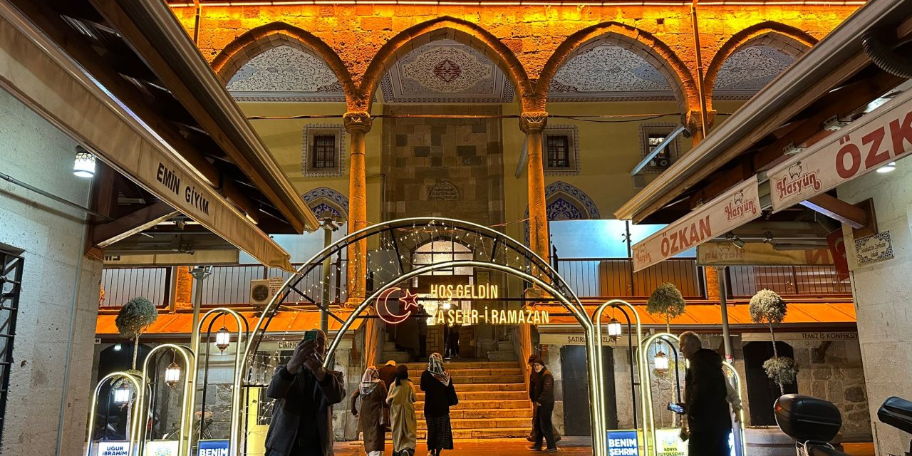 Konya Büyükşehir cami önlerini mini mahyalarla donattı