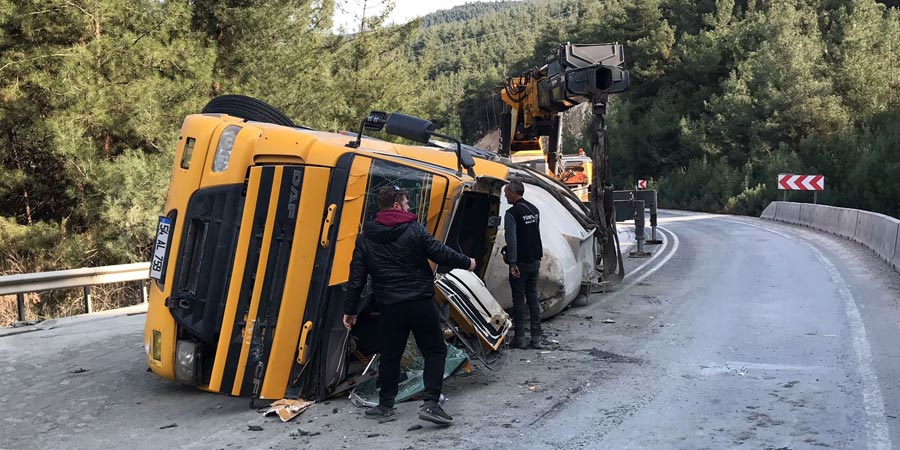 İki TIR birbirine girdi! 1 ölü, 1 yaralı