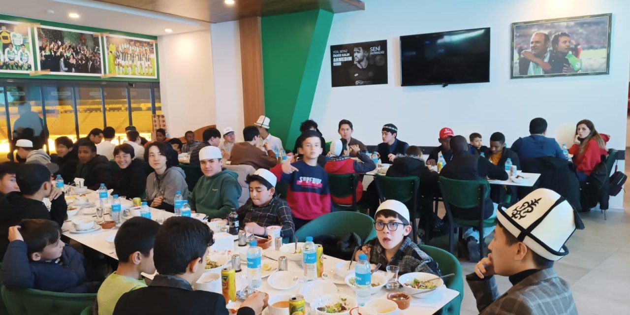 Konya’da Kur’an kursu öğrencileri iftar sofrasında bir araya geldi