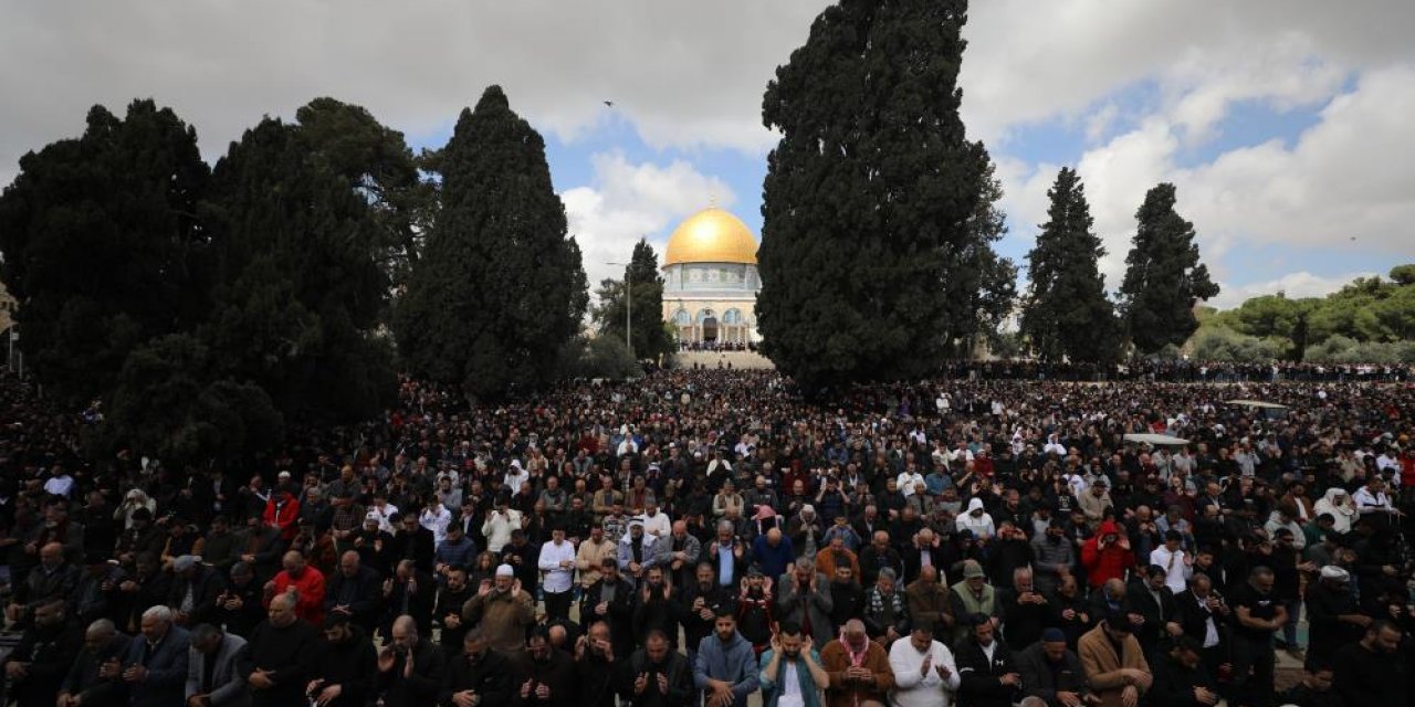 Kısıtlamalara rağmen 120 bin Filistinli Mescid-i Aksa’da saf tuttu