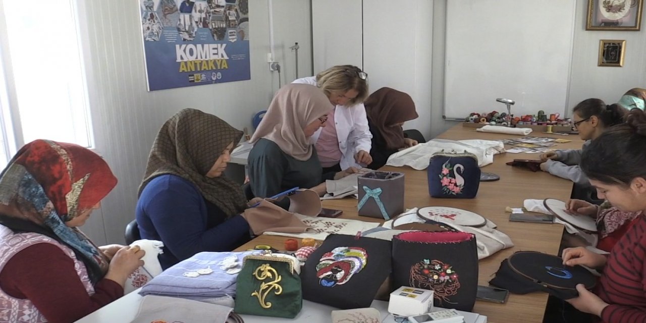 Depremzede kadınlar Konya Büyükşehir’in açtığı kurslarda meslek öğreniyor